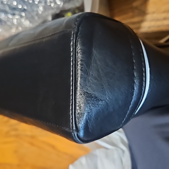 Coach handbag missing crossbody strap. Some peeling on handle. No wear on bottom - Picture 8 of 8